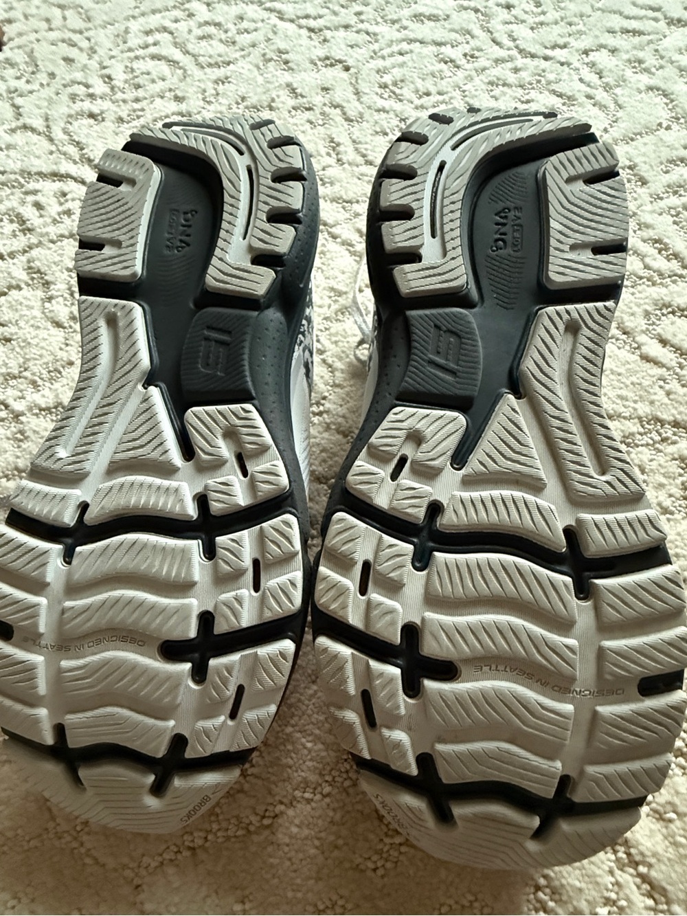 Brooks Women’s Size 10 Ghost 15 Running Shoe in White and Black. - Picture 8 of 10